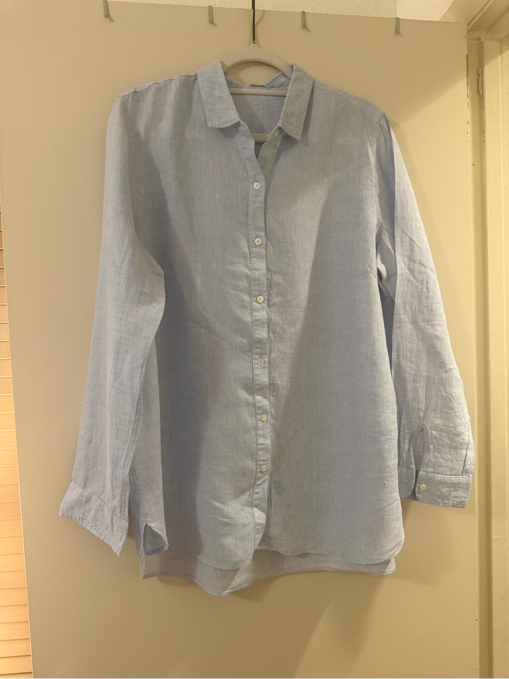 J. McLaughlin Women’s Light Blue Linen Button-Down Shirt